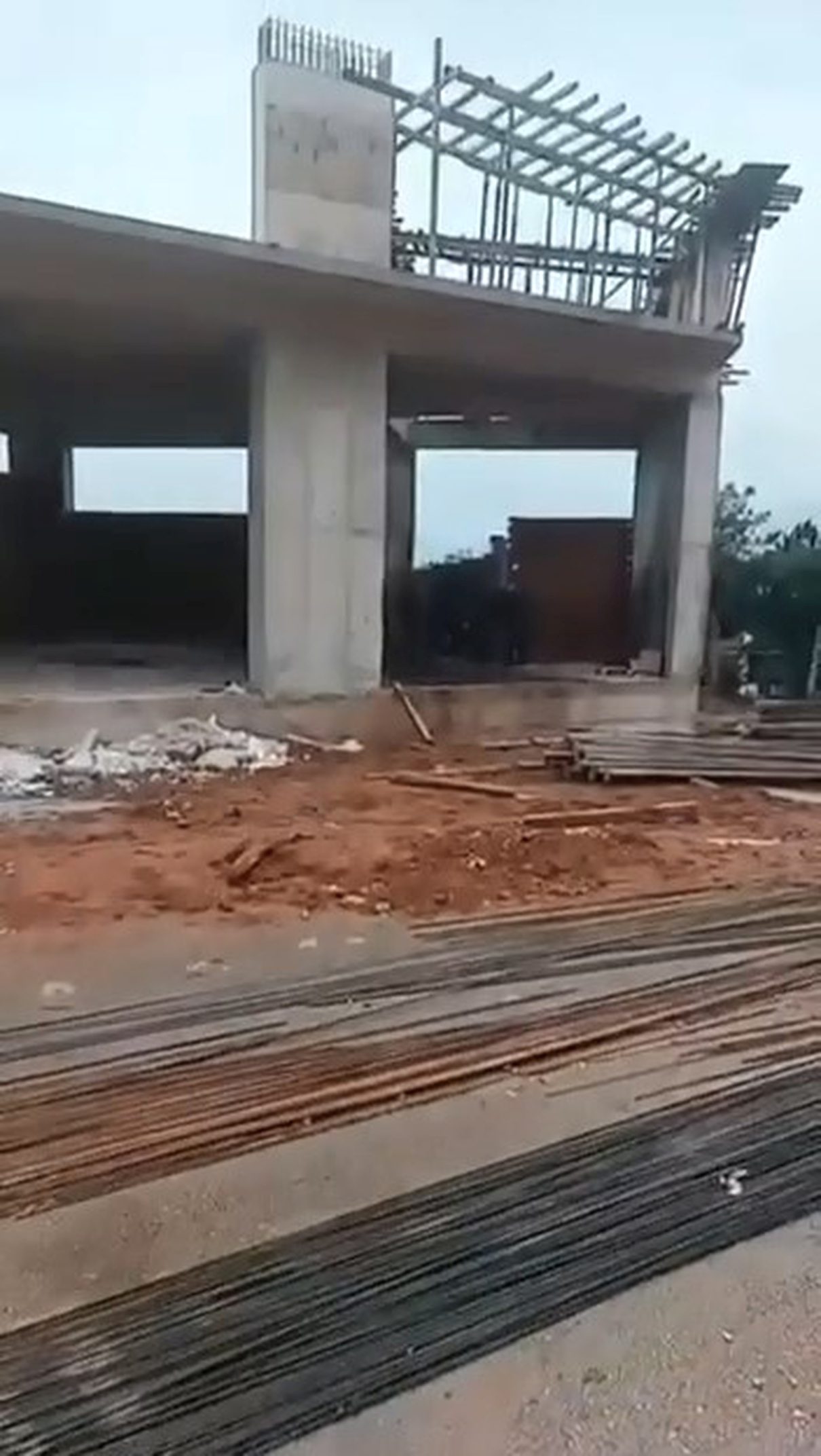 Kestel’de inşaatta çalışan bir işçi, yüksekten düşerek yaralandı. Olay yerine