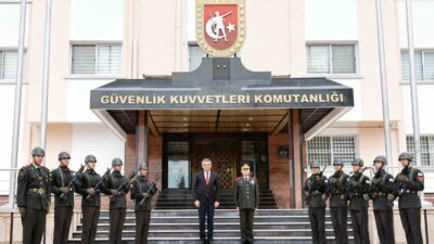 Tufan Erhürman, Lefkoşa’da komutanları ziyaret ederek görüş alışverişinde bulundu. Ziyaretin