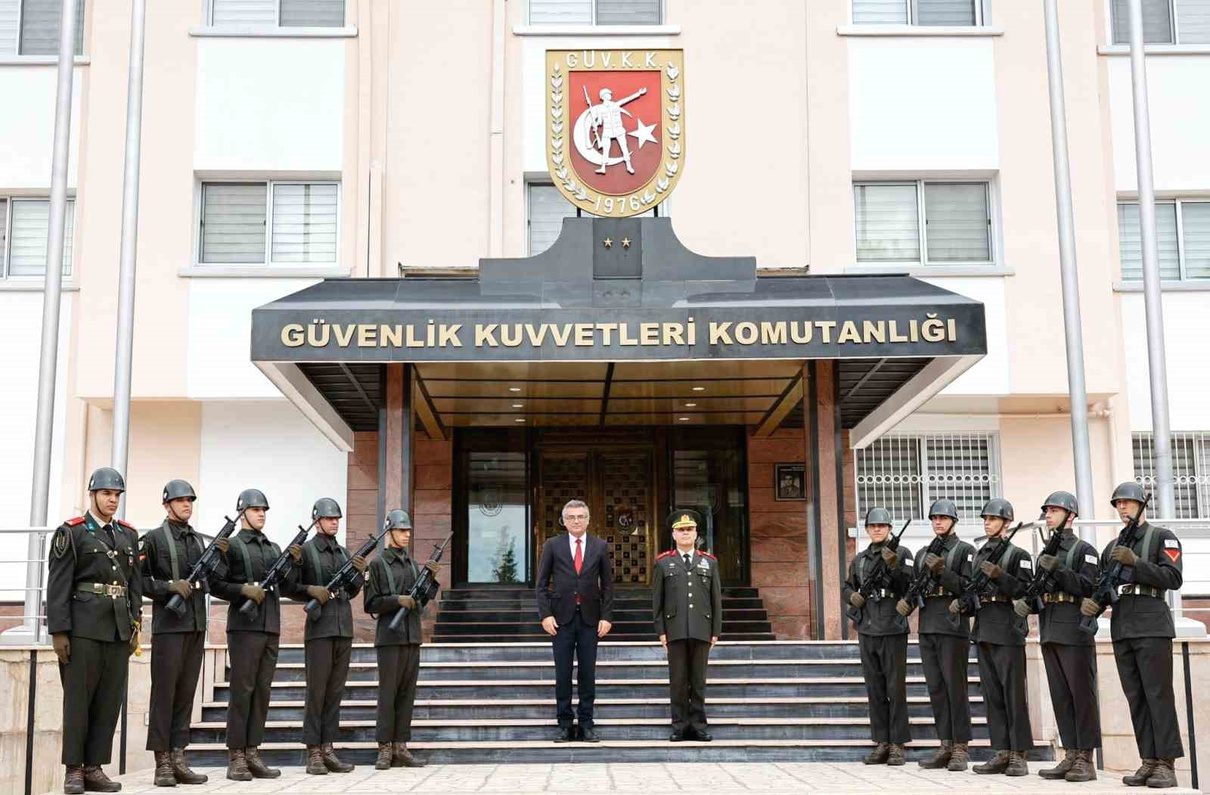 Tufan Erhürman, Lefkoşa’da komutanları ziyaret ederek görüş alışverişinde bulundu. Ziyaretin