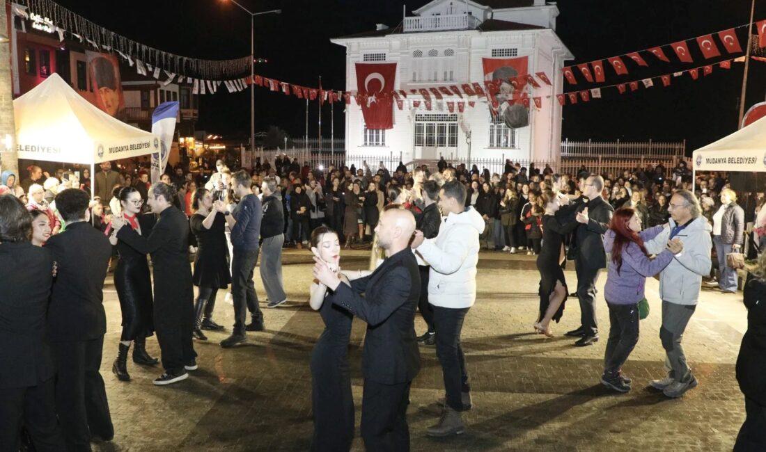Mudanya’da Cumhuriyet Bayramı, yağmura rağmen coşkuyla kutlandı; vatandaşlar etkinliklere yoğun