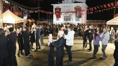 Mudanya’da Cumhuriyet Bayramı, yağmura rağmen coşkuyla kutlandı; vatandaşlar etkinliklere yoğun