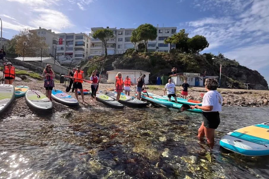 Mudanya'da öğretmenler, deniz üzerinde düzenlenen spor aktiviteleriyle hem sağlıklı yaşamı