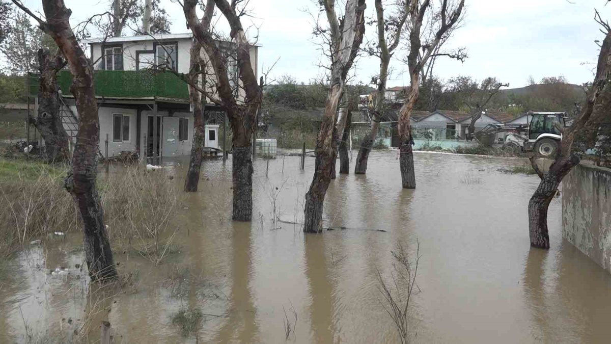 Mudanya'da yaşanan şiddetli sağanak yağışın etkileri, olası sel ve su