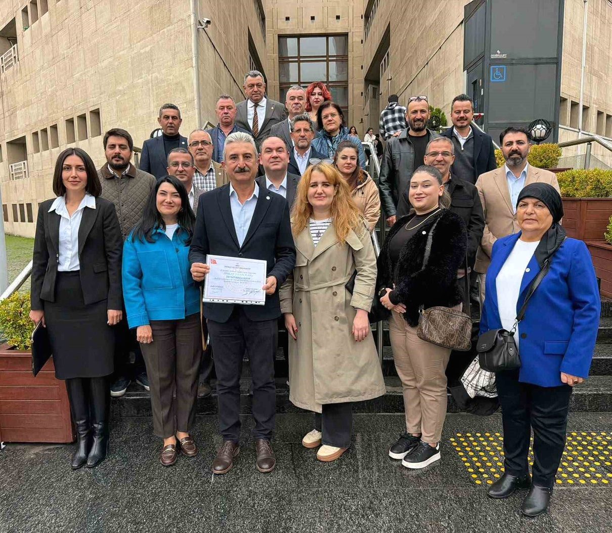 Nihat Yeşiltaş, Bursa’da mazbatasını alarak görevine resmen başladı. Tören ve
