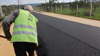 Nilüfer Akçalar’da isale hattı çalışmaları sonrası asfaltlama sürüyor; bölgedeki yol