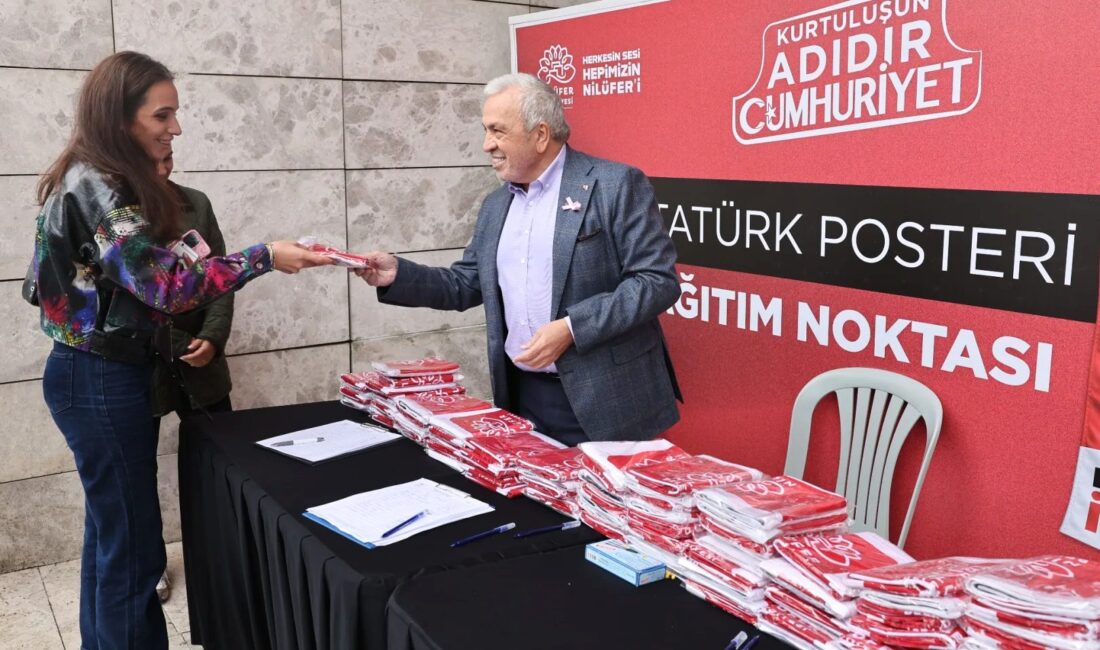 Nilüfer’de Atatürk posteri dağıtımı başladı. Uygulama kapsamında posterlerin vatandaşlara ulaştırılmasına