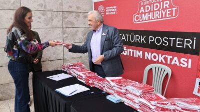 Nilüfer’de Atatürk posteri dağıtımı başladı. Uygulama kapsamında posterlerin vatandaşlara ulaştırılmasına