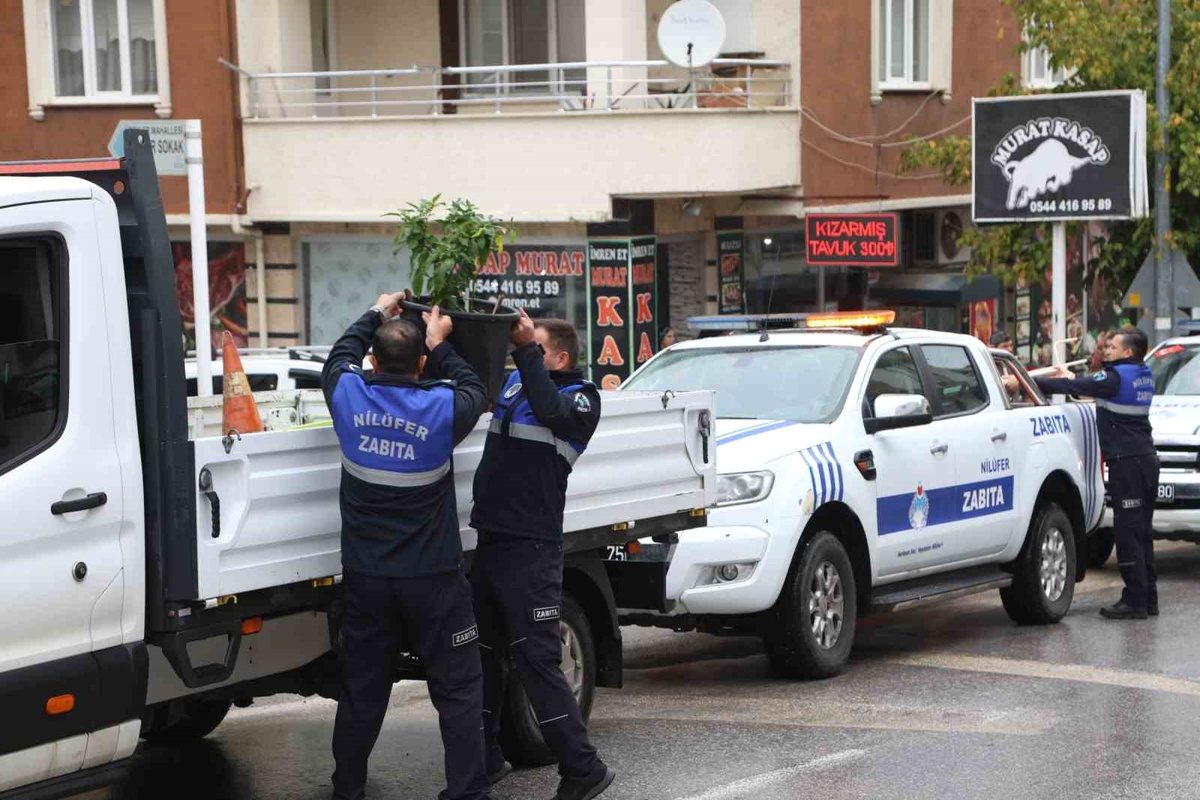 Nilüfer’de engelli ve bisiklet yollarının temizlik çalışmaları gerçekleştirildi, ulaşım güvenliği