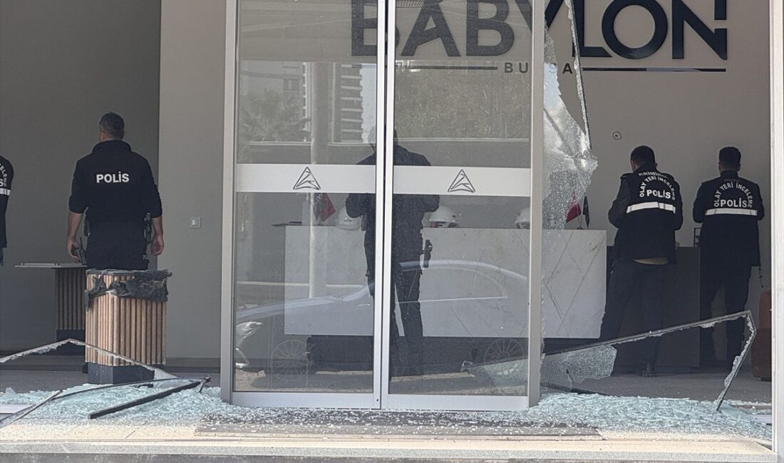 Nilüfer'de satış ofisini silahla tarayan zanlı polis operasyonuyla yakalandı. Olayla