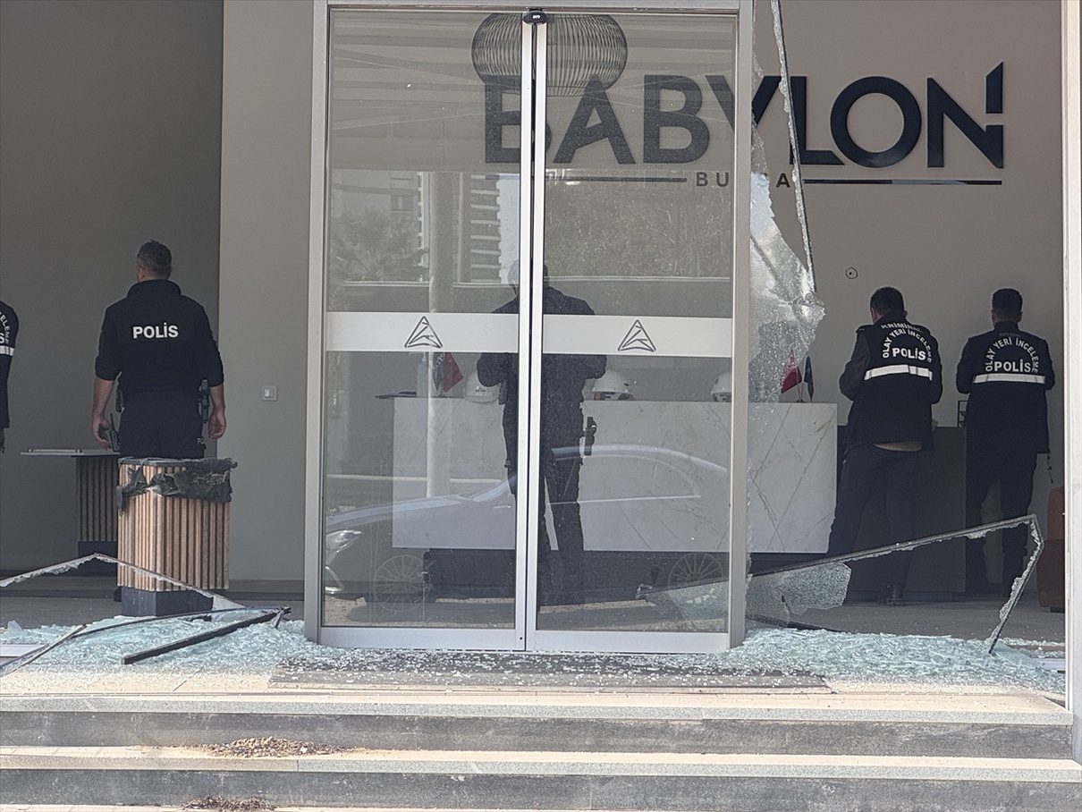Nilüfer'de satış ofisini silahla tarayan zanlı polis operasyonuyla yakalandı. Olayla