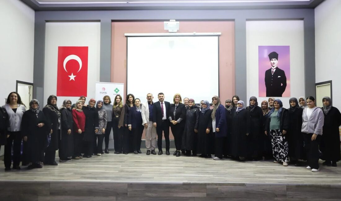 Orhaneli’de kadınlara yönelik eğitim programı başladı. Katılımcılar, bilgi ve becerilerini
