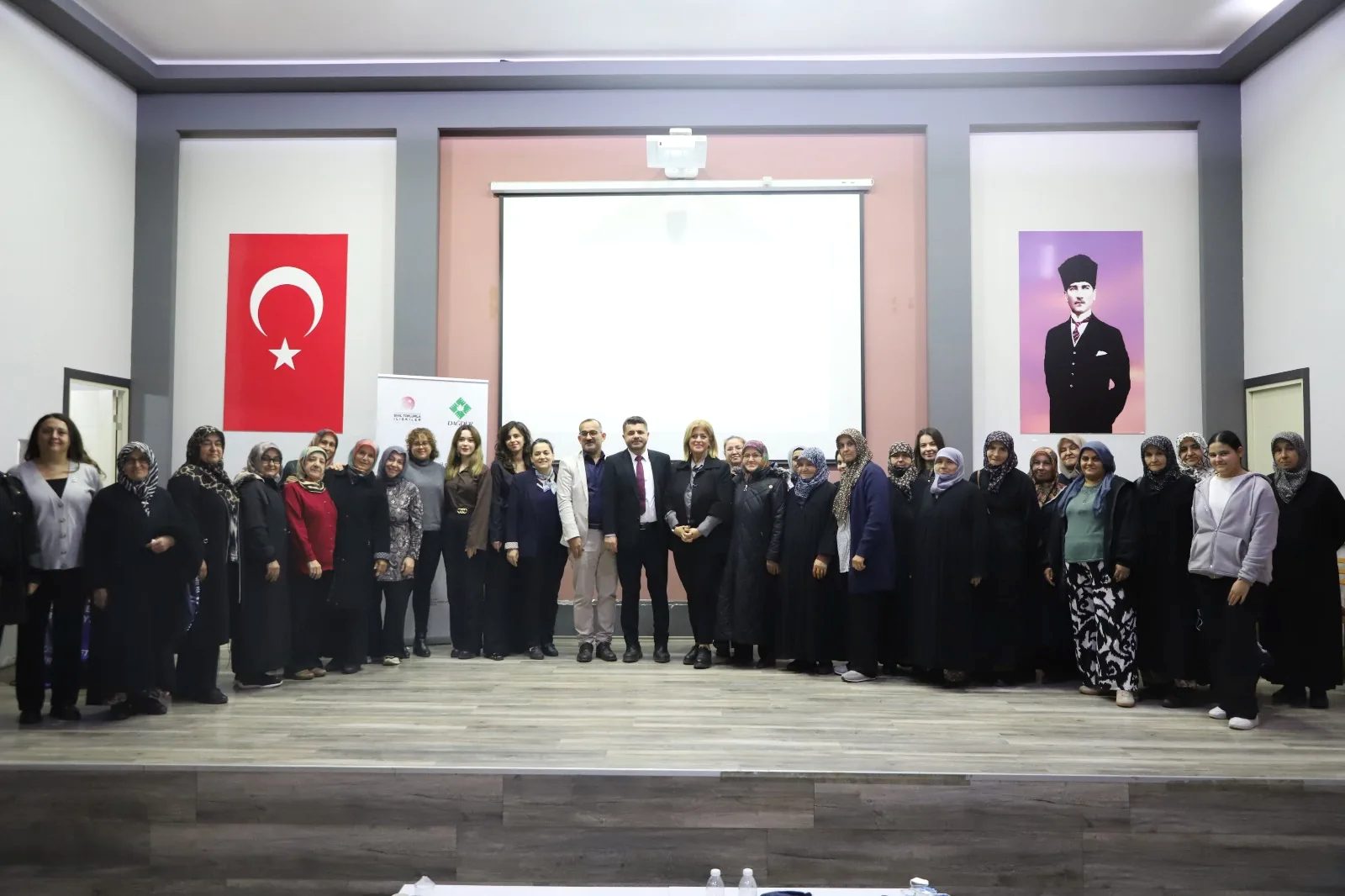 Orhaneli’de kadınlara yönelik eğitim programı başladı. Katılımcılar, bilgi ve becerilerini