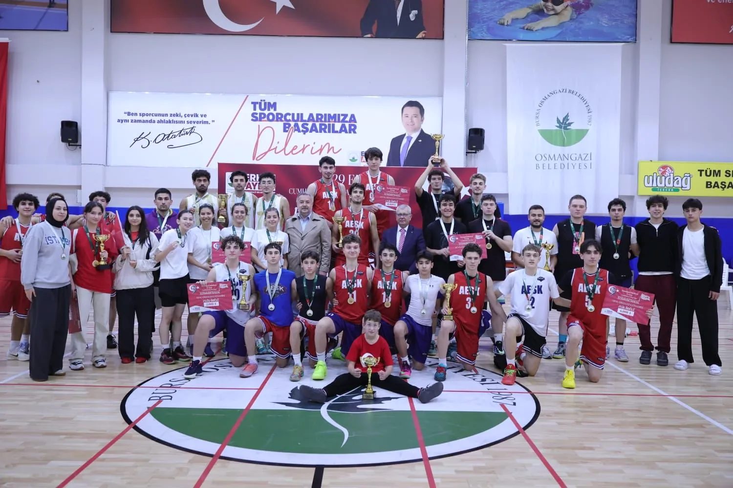 Osmangazi’de Cumhuriyet Bayramı coşkusu, potada oynanan heyecan dolu karşılaşmalarla yaşandı;