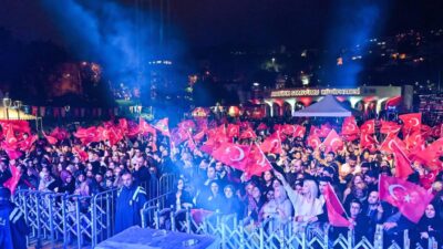 Osmangazi’de Cumhuriyet Bayramı coşkusu, yağışa rağmen düzenlenen etkinliklerle sürdü; vatandaşlar
