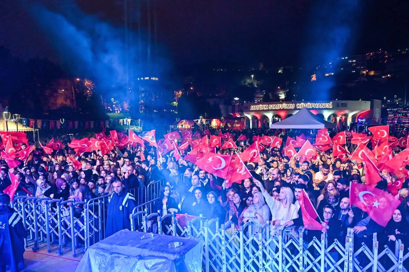 Osmangazi’de Cumhuriyet Bayramı coşkusu, yağışa rağmen düzenlenen etkinliklerle sürdü; vatandaşlar