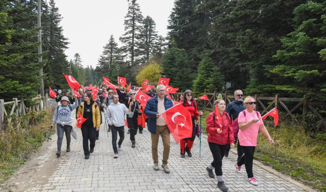 Osmangazi’de Cumhuriyet coşkusunu yaşatmak isteyen vatandaşlar, Uludağ’da düzenlenen yürüyüşte bir
