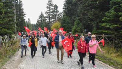 Osmangazi’de Cumhuriyet coşkusunu yaşatmak isteyen vatandaşlar, Uludağ’da düzenlenen yürüyüşte bir