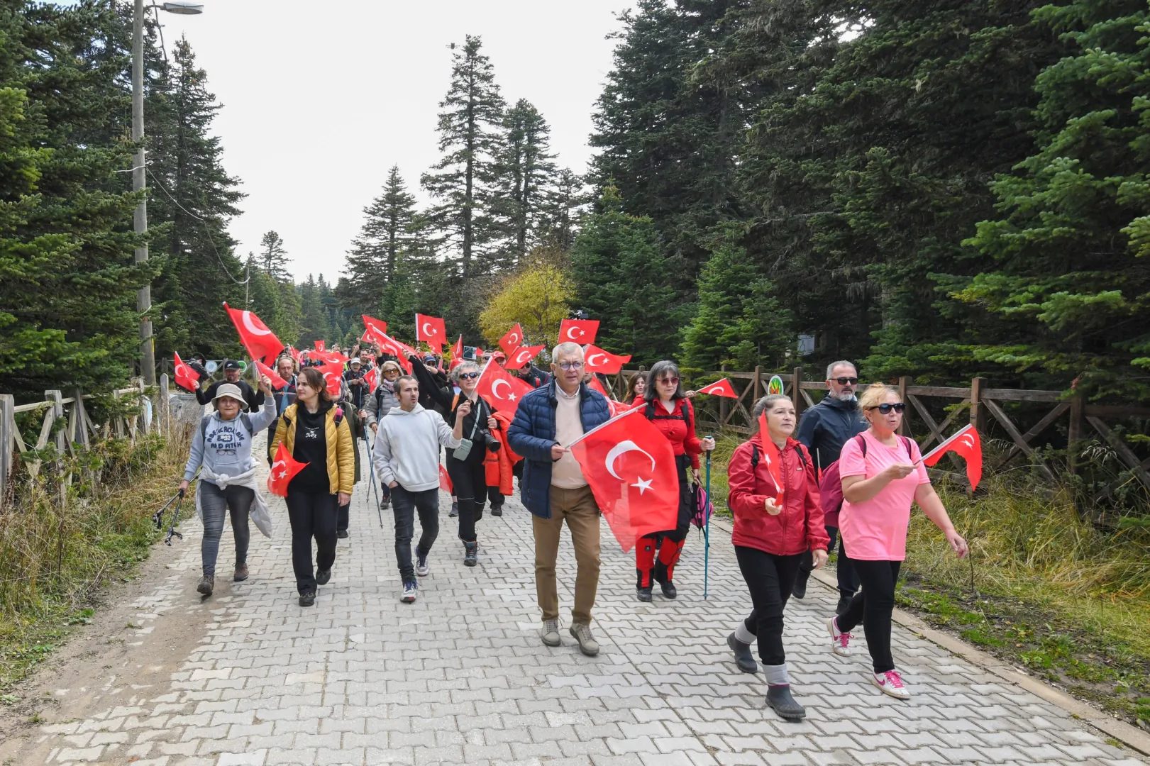 Osmangazi’de Cumhuriyet coşkusunu yaşatmak isteyen vatandaşlar, Uludağ’da düzenlenen yürüyüşte bir