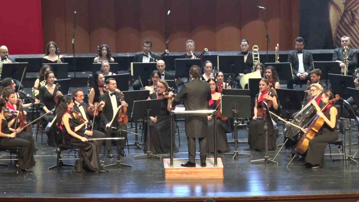 Osmangazi’de Cumhuriyet coşkusu, özel konser programıyla kutlandı. Etkinliğin öne çıkan