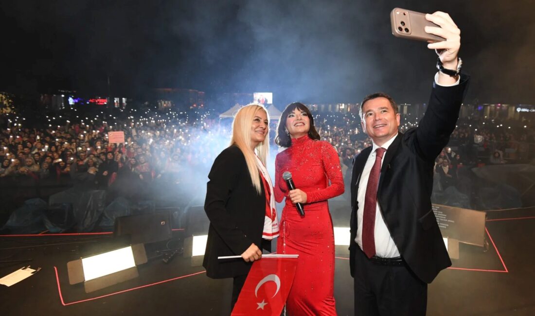 Göksel, Osmangazi’de düzenlenen Cumhuriyet konserinde sevilen şarkılarıyla sahne aldı; etkinliğe