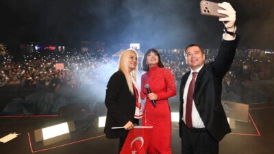 Göksel, Osmangazi’de düzenlenen Cumhuriyet konserinde sevilen şarkılarıyla sahne aldı; etkinliğe