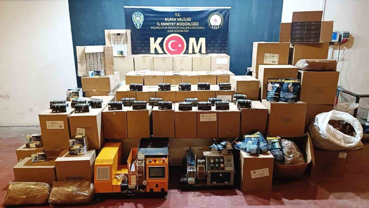 Osmangazi’de düzenlenen kaçak tütün operasyonunda ele geçirilen ürünler ve yürütülen