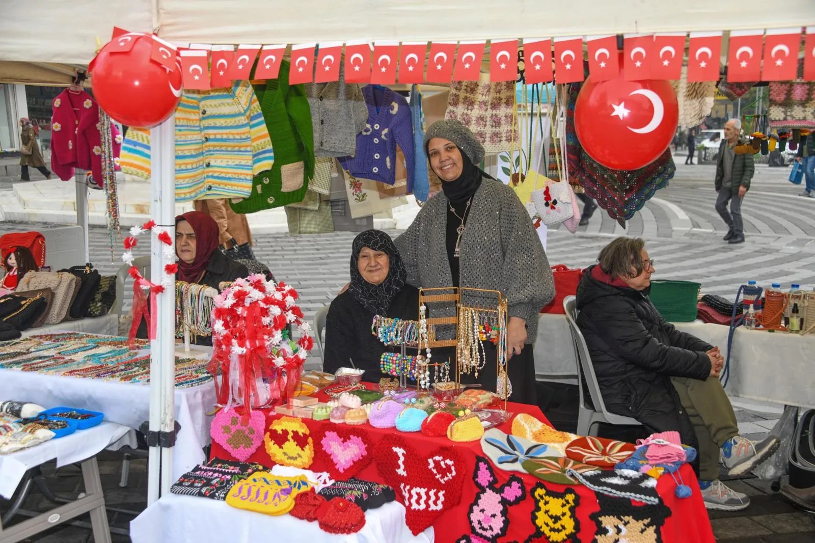 Osmangazi’de kadın girişimciler, Cumhuriyet Sokağı’nda ürünlerini tanıtıp satışa sunarak yerel