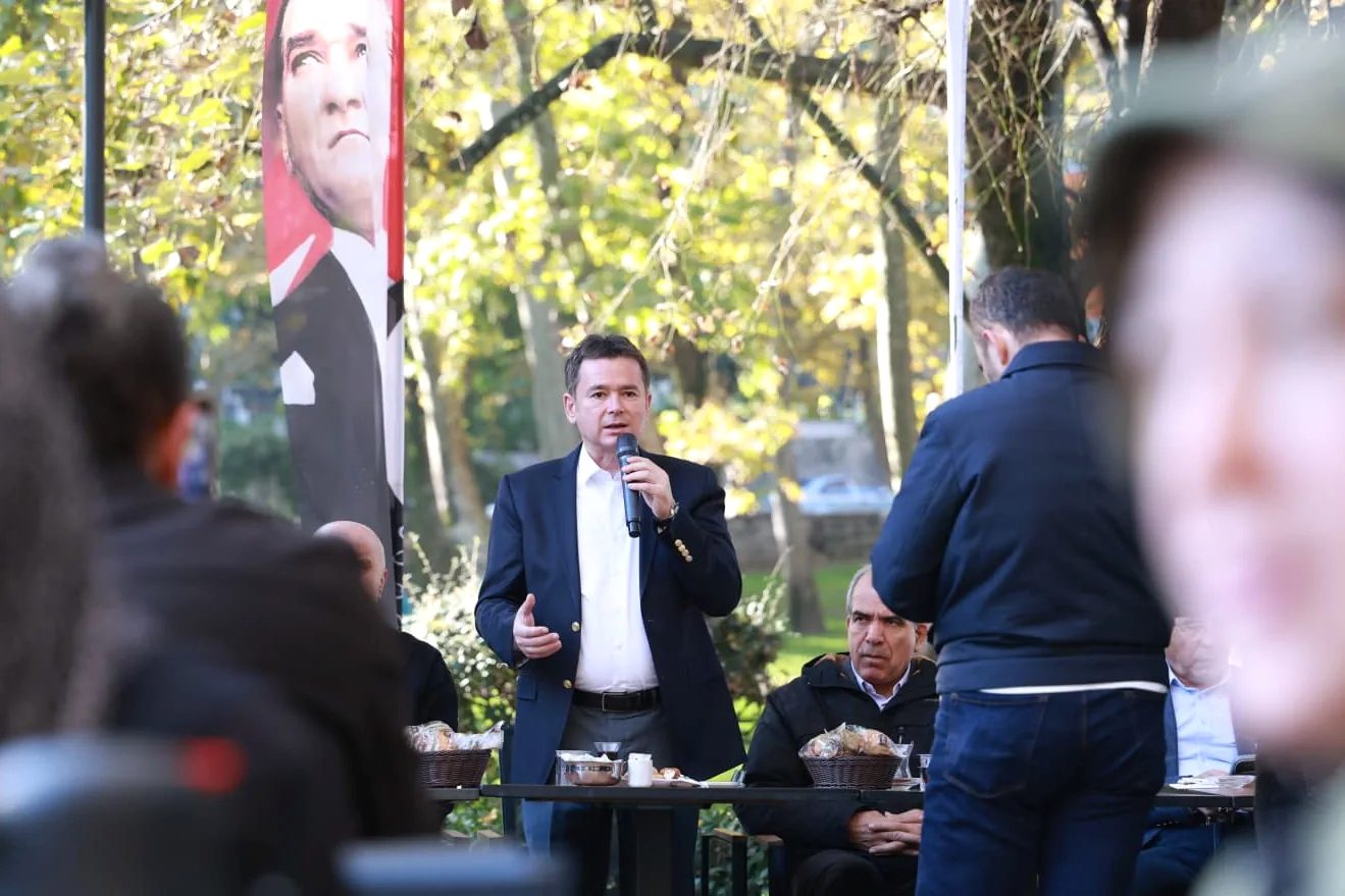 Osmangazi'de Mahalle Buluşmaları devam ediyor. Vatandaşların sorunlarını dinliyor, çözümler üretiyoruz.