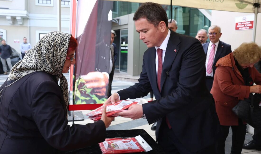 Osmangazi’de yıpranan bayraklar yenilendi; ilçenin dört bir yanında gerçekleştirilen çalışmalarla