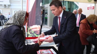 Osmangazi’de yıpranan bayraklar yenilendi; ilçenin dört bir yanında gerçekleştirilen çalışmalarla