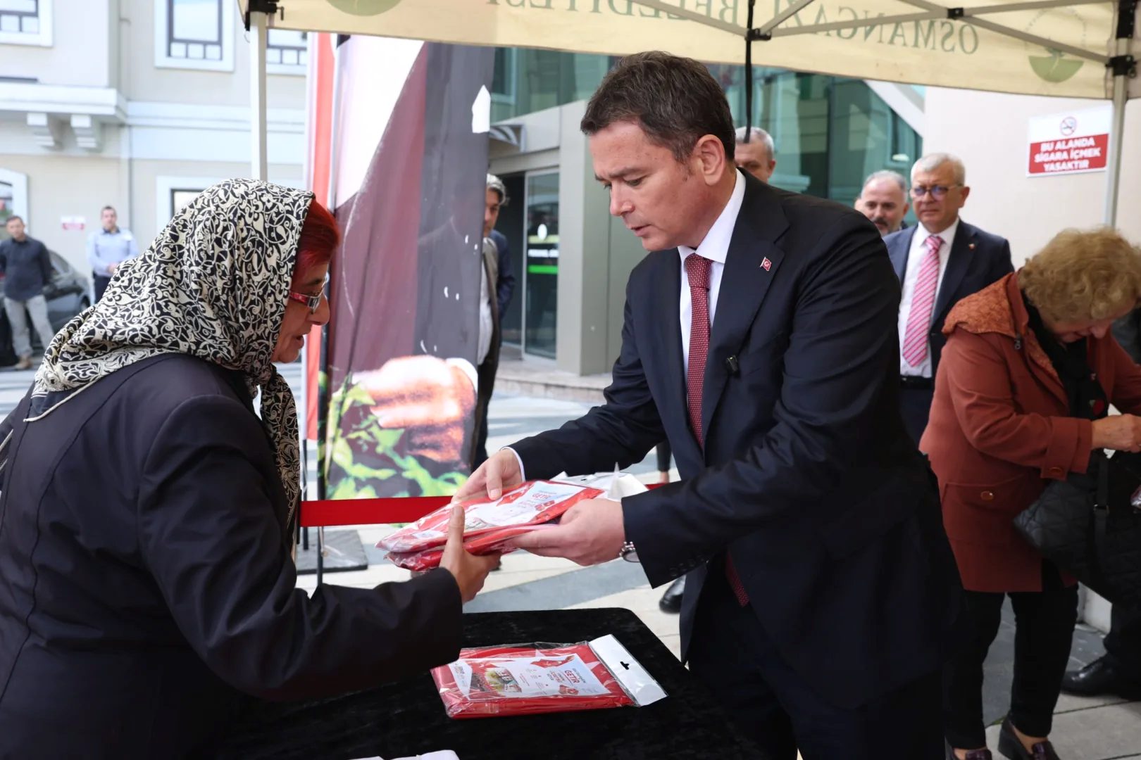 Osmangazi’de yıpranan bayraklar yenilendi; ilçenin dört bir yanında gerçekleştirilen çalışmalarla