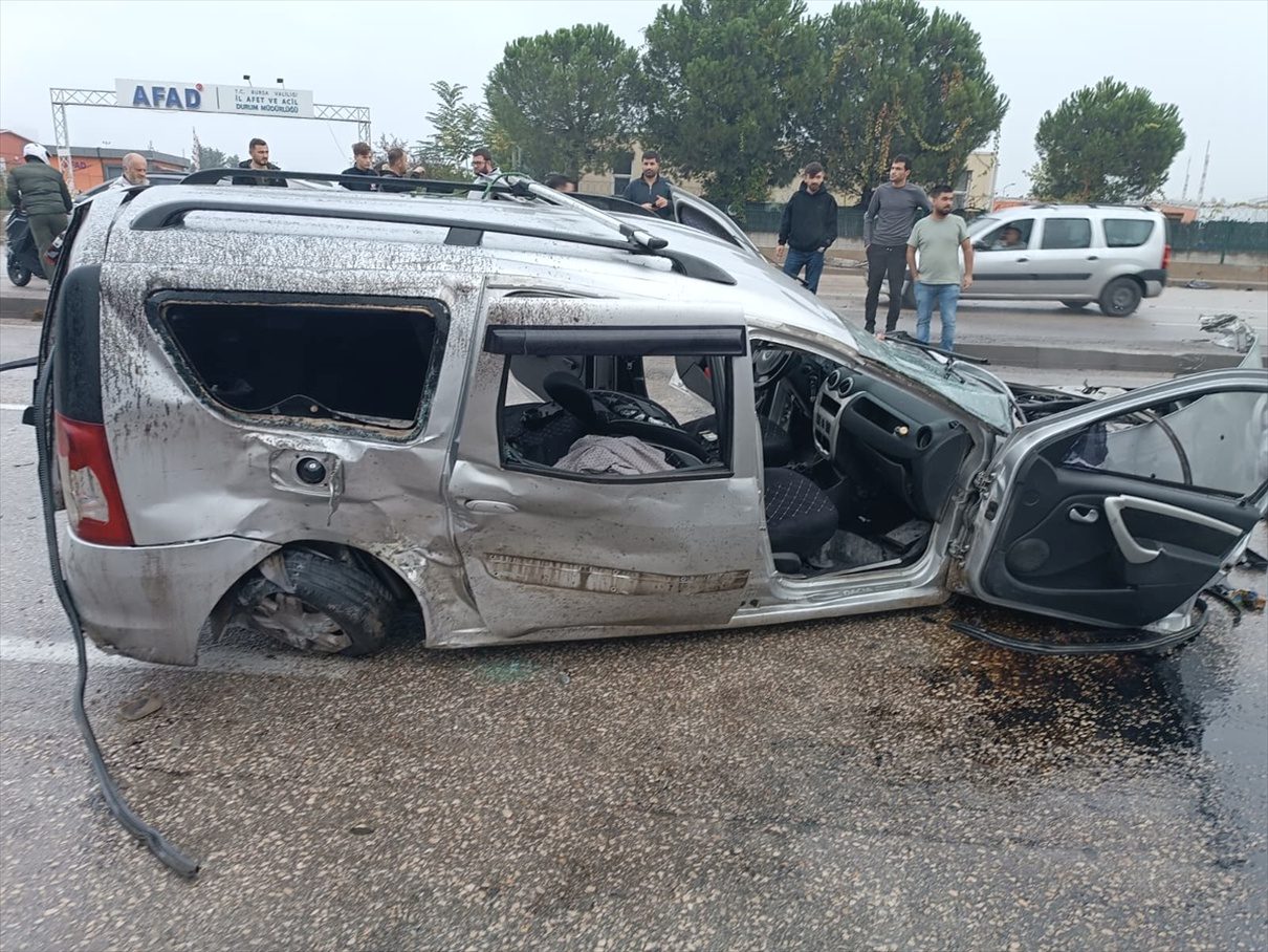 Osmangazi’de meydana gelen zincirleme trafik kazasında 5 kişi yaralandı. Kazanın