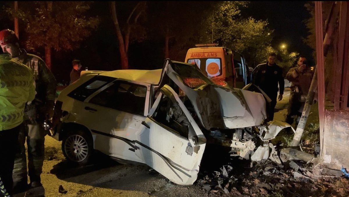 Otomobilin duvara çarpması sonucu sürücü yaralandı. Olayla ilgili detaylar ve