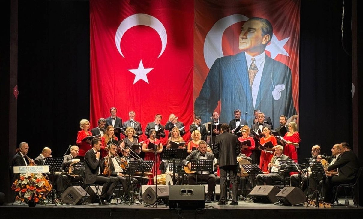 Tayyare Kültür Merkezi’nde düzenlenen Cumhuriyet Konseri’nde, Cumhuriyet coşkusu müzikle buluşuyor.