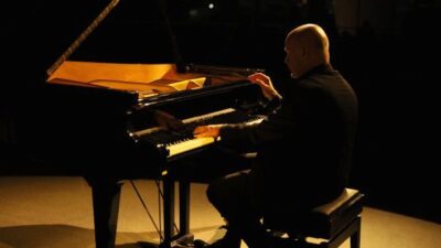 Bursa Büyükşehir Belediyesi tarafından düzenlenen ‘Müziğin Siyah Beyaz Sesleri’ konserinde