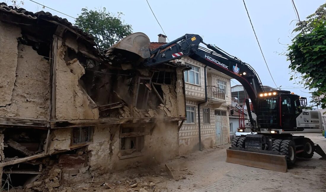 Yenişehir’de halk güvenliğini tehdit eden metruk yapı, ekiplerin çalışmasıyla yıkıldı;