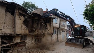 Yenişehir’de halk güvenliğini tehdit eden metruk yapı, ekiplerin çalışmasıyla yıkıldı;