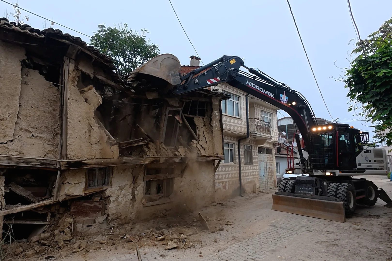 Yenişehir’de halk güvenliğini tehdit eden metruk yapı, ekiplerin çalışmasıyla yıkıldı;
