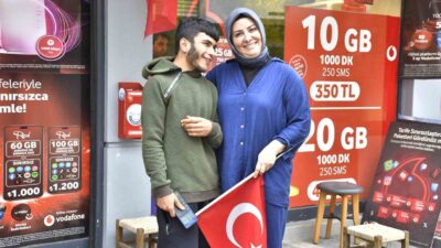 Yenişehir’de özel gereksinimli bireyler, anlamlı bir etkinlik kapsamında vatandaşlara bayrak