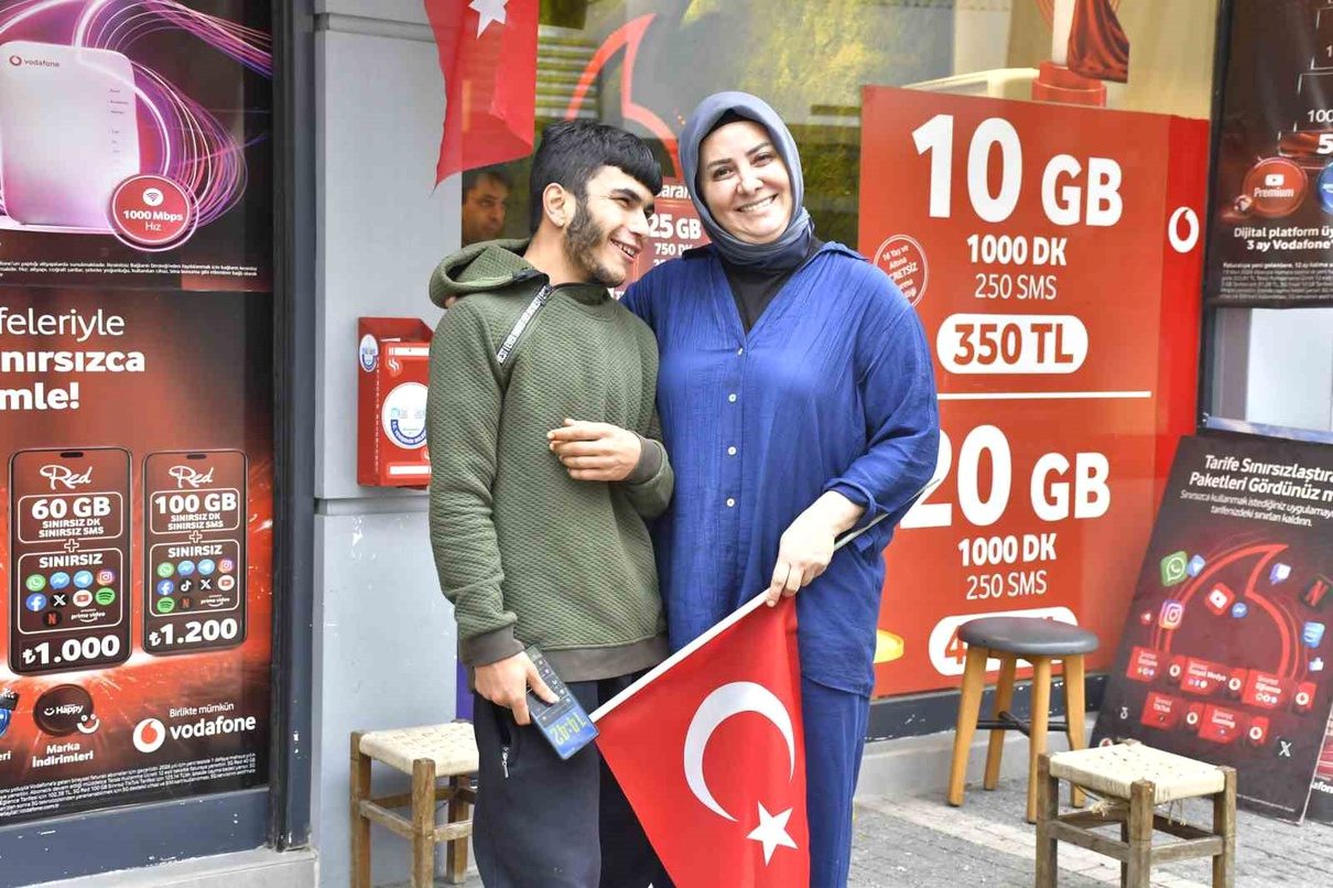 Yenişehir’de özel gereksinimli bireyler, anlamlı bir etkinlik kapsamında vatandaşlara bayrak