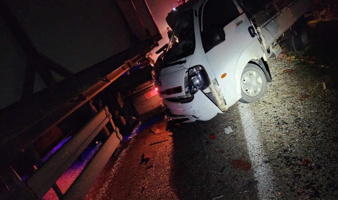Yenişehir’de tır ile kamyonetin çarpışması sonucu 2 kişi yaralandı. Kazanın