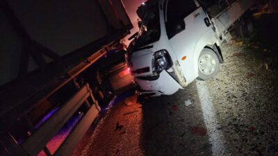 Yenişehir’de tır ile kamyonetin çarpışması sonucu 2 kişi yaralandı. Kazanın