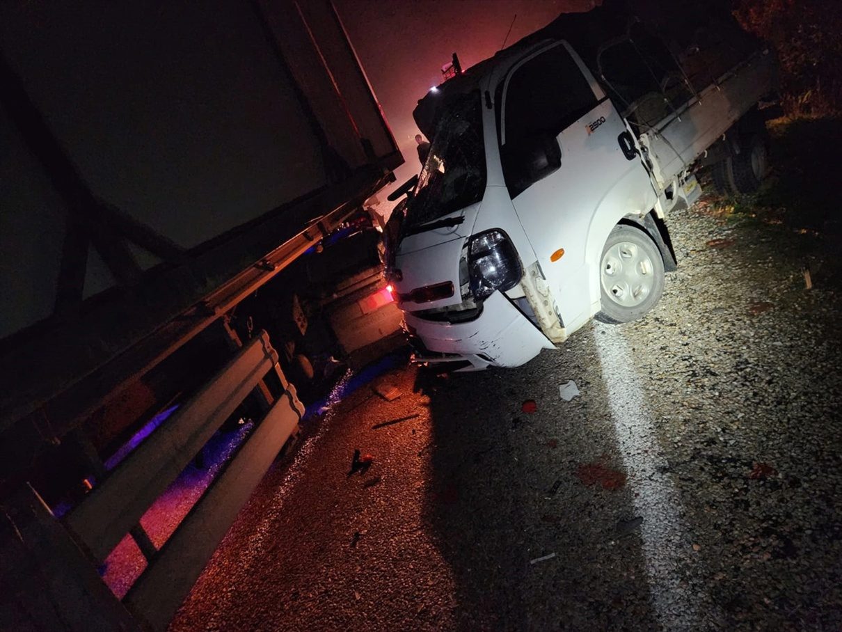 Yenişehir’de tır ile kamyonetin çarpışması sonucu 2 kişi yaralandı. Kazanın