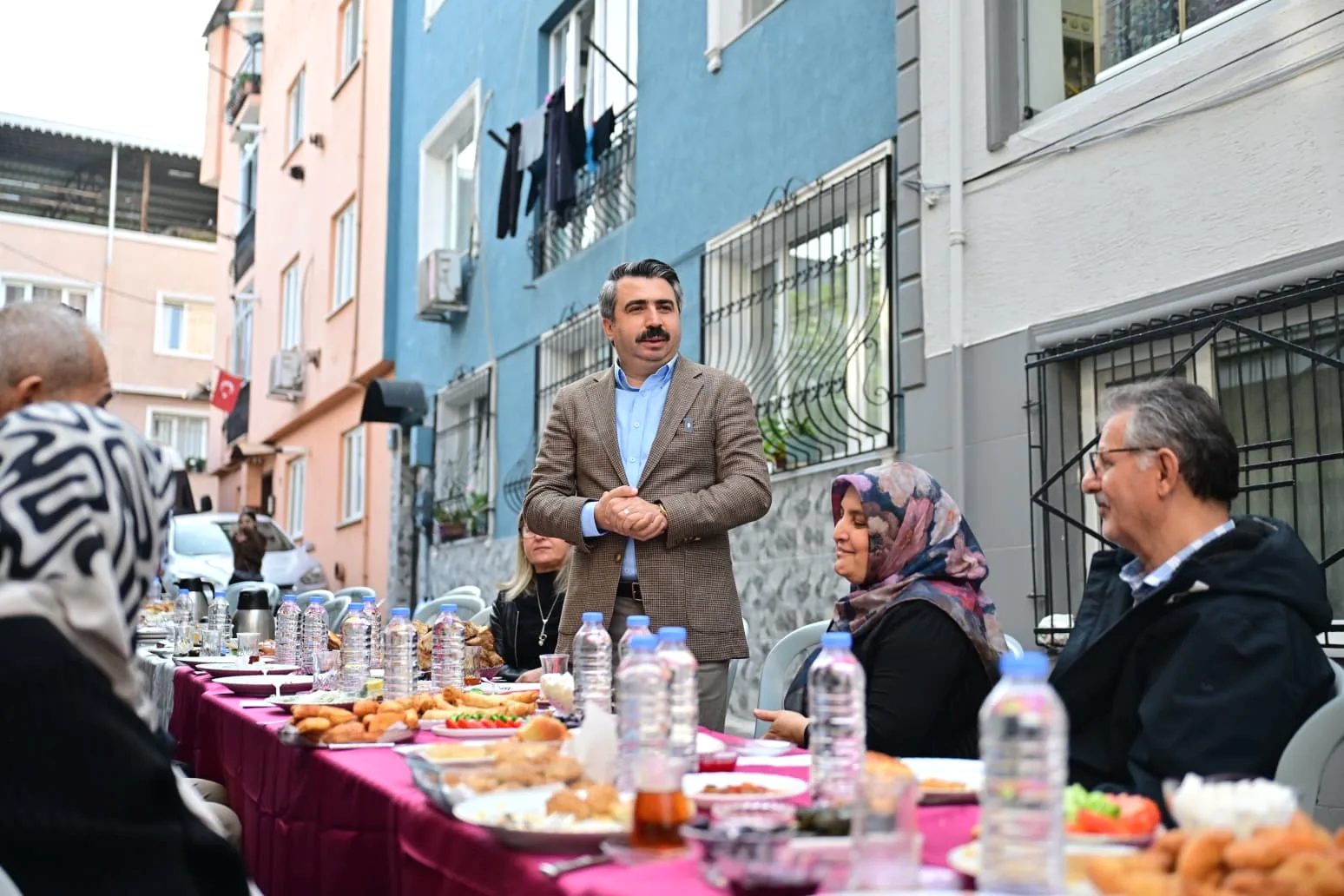 Yıldırım Belediye Başkanı Oktay Yılmaz, vatandaşlarla sokak kahvaltısında buluşarak ilçeye