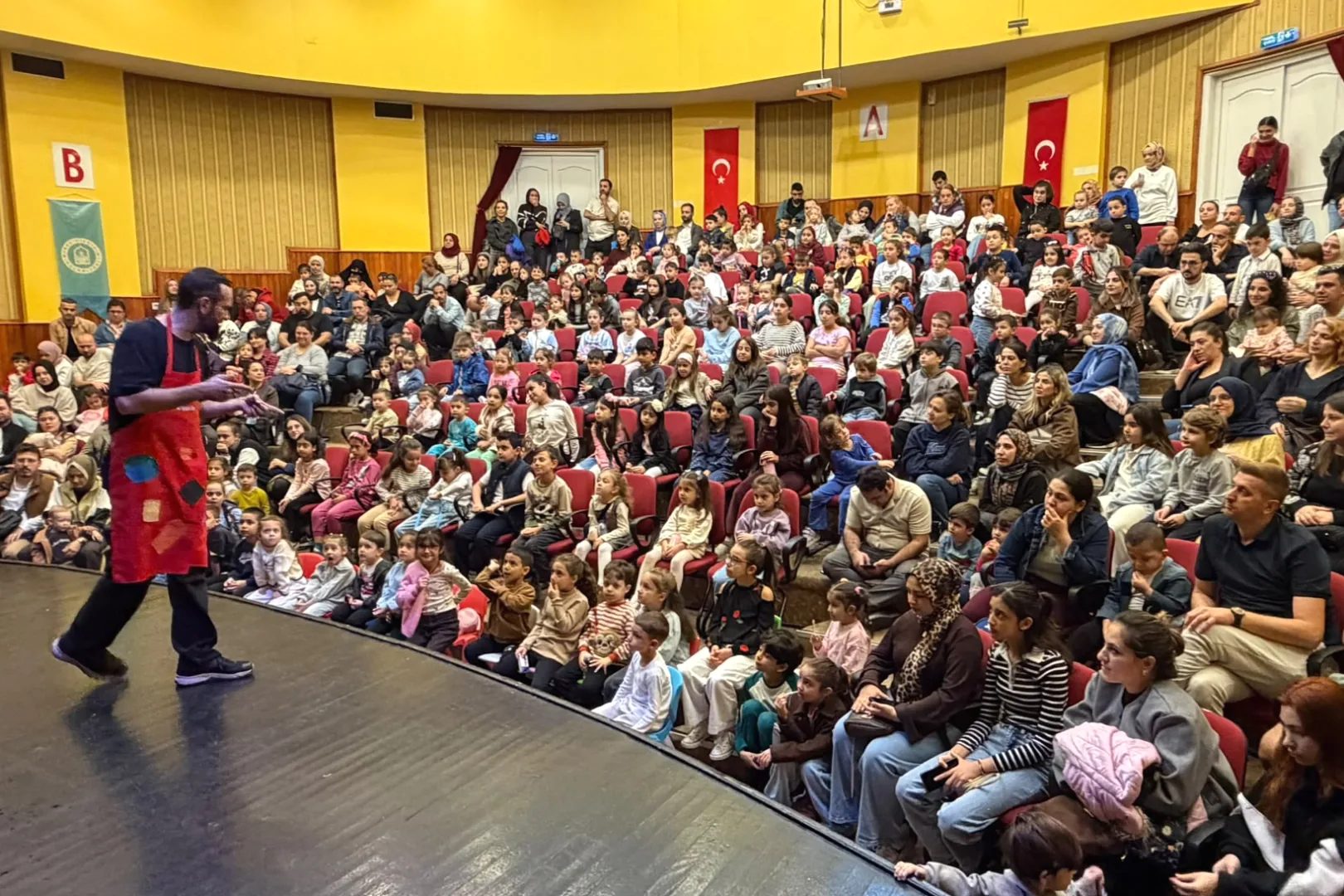 Yıldırım’da düzenlenen tiyatro etkinliğinde çocuklar sanatla buluştu; etkinlik, miniklere keyifli