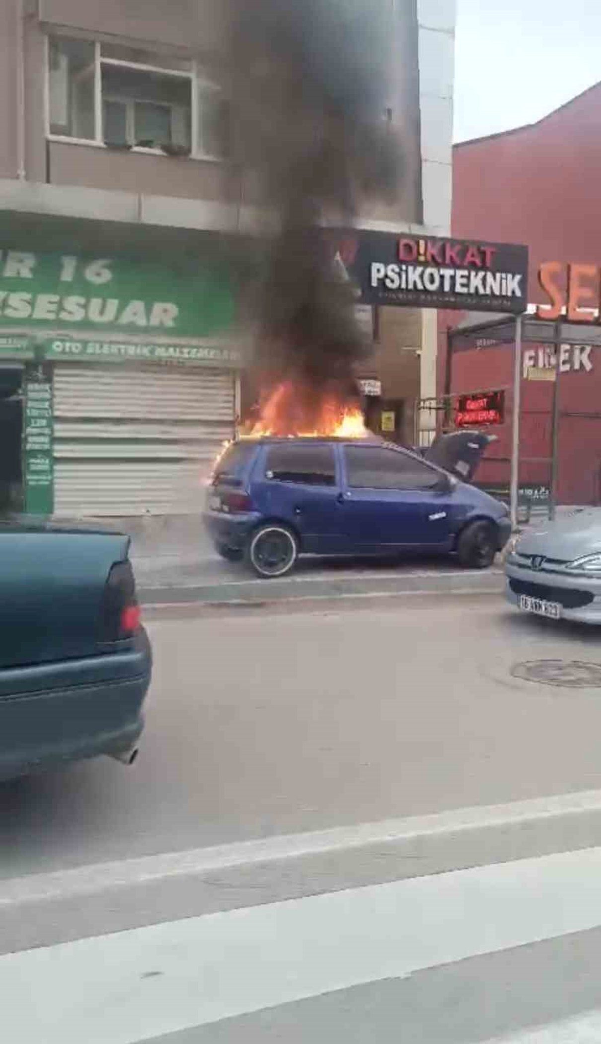 Yıldırım’da park halindeki bir otomobilde çıkan yangın paniğe yol açtı.